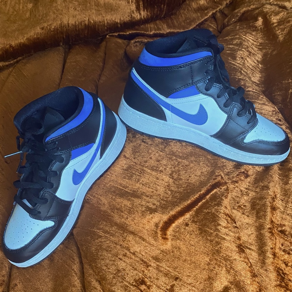 Youth Air Jordan 1 Retro Mid ‘Racer Blue’
